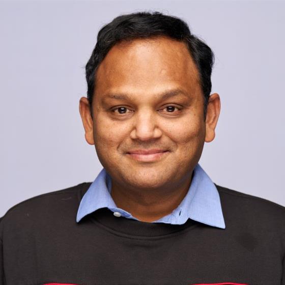 Eyes on the Road: Balancing Awareness and Avoiding Distraction